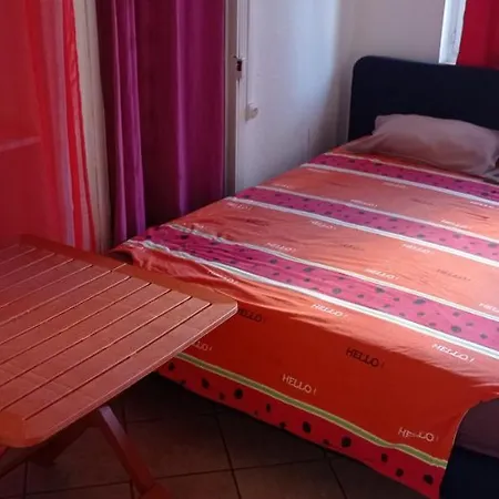 Meublée Indépendante, Avec Piscine, Pour 2 Personnes *