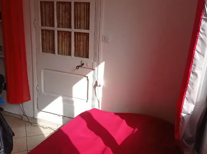 Meublée Indépendante, Avec Piscine, Pour 2 Personnes *