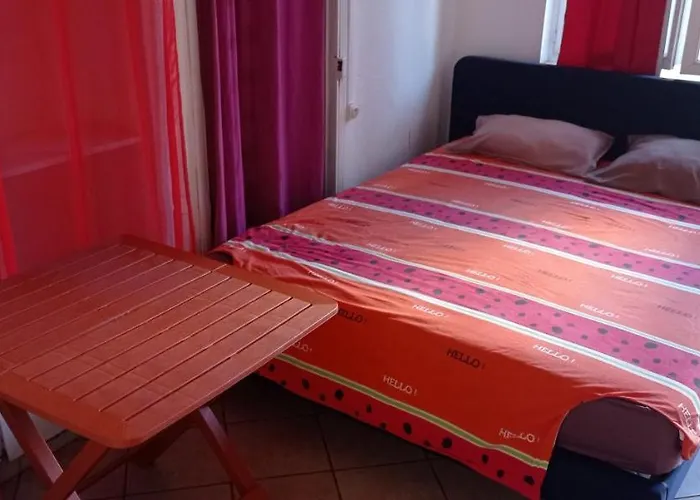 Meublée Indépendante, Avec Piscine, Pour 2 Personnes *